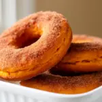 Fluffy Kürbis-Donuts mit Zimtzucker - featured image