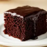 Ultra-saftiger Schokoladenkuchen mit Ganache - featured image
