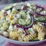 Nudelsalat mit Feta und Gurke - featured image